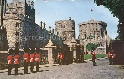 Leibgarde Wache Changing of the Guard Windsor Castle Kat. Polizei