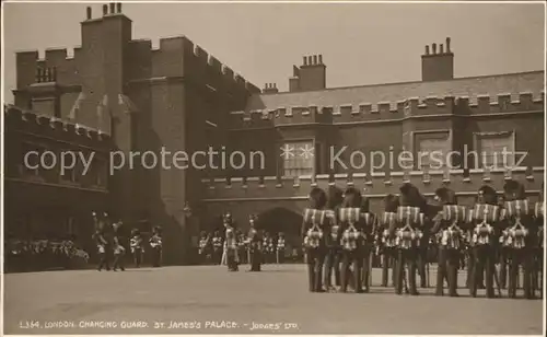 Leibgarde Wache Changing Guard St. James s Palace London  Kat. Polizei