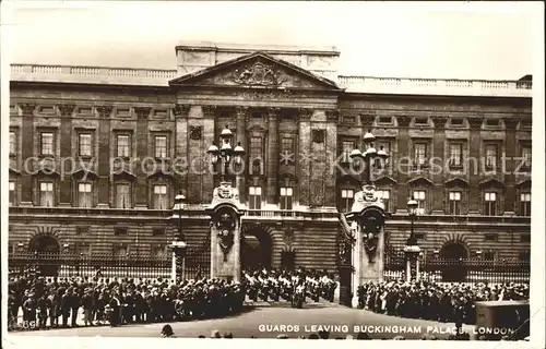 Leibgarde Wache Guards leaving Buckingham Palace London  Kat. Polizei