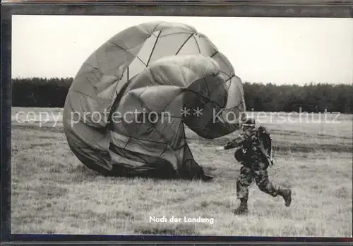 Militaria Deutschland Bundeswehr Soldat Fallschirm Landung  Kat. Militaria