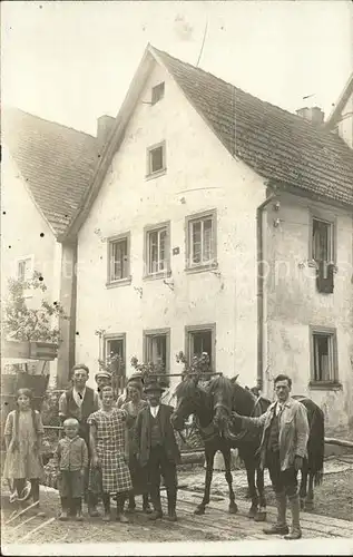 Pferde Haus Familienfoto Kat. Tiere