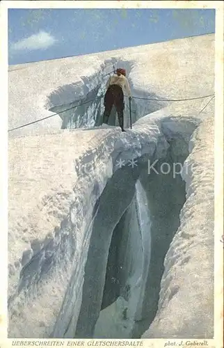 Foto Gaberell J. Nr. 1884 ueberschreiten einer Gletscherspalte  Kat. Fotografie