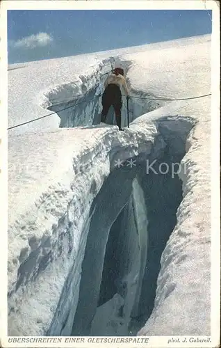 Bergsteigen Klettern ueberschreiten einer Gletscherspalte Foto-J.-Gaberell-Nr. 1884 / Sport /