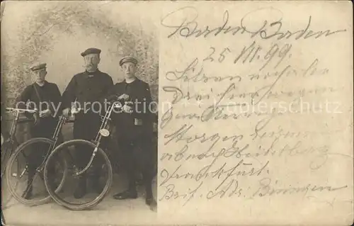 Fahrrad Vater mit Soehne Privatfoto Kat. Zweiraeder