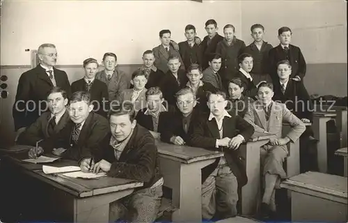 Schule Lehrer Schueler Gruppenfoto Kat. Kinder