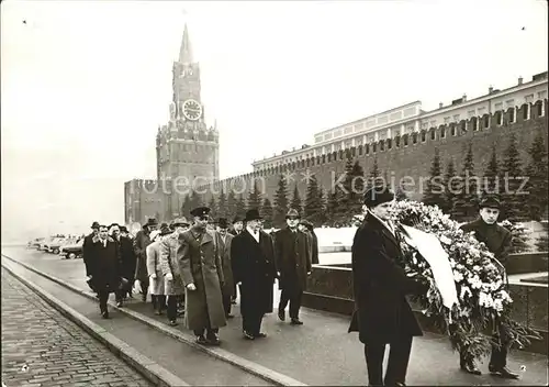 Politik Geschichte Delegation Zentralkomitee SED XXIII. Parteitag Gedenken Lenin 30. Maerz 1966 Lenin Mausoleum Moskau Kranz  Kat. Politik und Geschichte