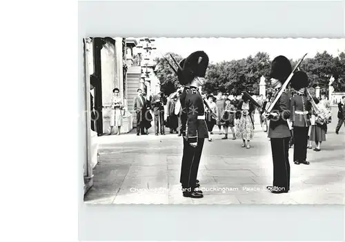 Leibgarde Wache Changing the Guard Buckingham Palace London  Kat. Polizei