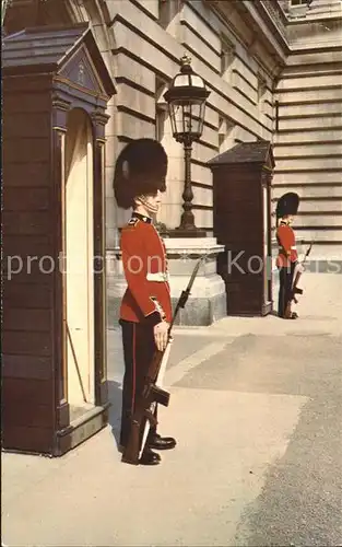 Leibgarde Wache Irish Guards Sentry Duty Buckingham Palace London Kat. Polizei