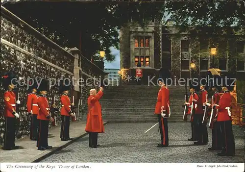 Leibgarde Wache Ceremony of the Keys Tower of London Kat. Polizei