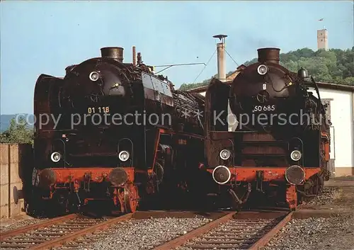 Lokomotive Dampf Schnellzuglokomotive 01118 und Dampf Gueterzuglokomotive 50685 Lokschuppen Kat. Eisenbahn