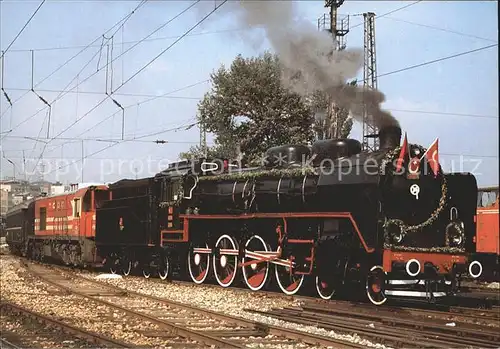 Lokomotive Dampf Lokomotive 46 018 und Diesel Lokomotive DE 24 022 Tuerkische Staatsbahn TCDD Nostalgie Istanbuk Orient Express Sirkeci Bahnhof Istanbul  Kat. Eisenbahn