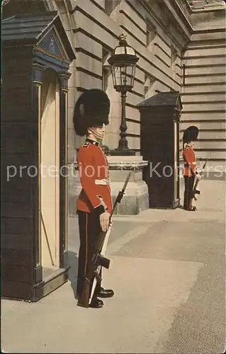 Leibgarde Wache Irish Guards Sentry Duty Buckingham Palace London  Kat. Polizei
