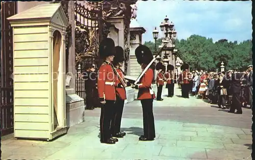 Leibgarde Wache Changing the Guard Buckingham Palace London  Kat. Polizei