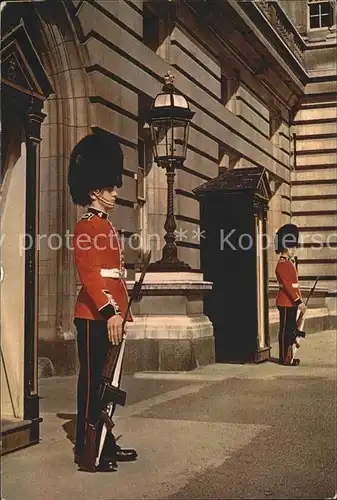 Leibgarde Wache Queen s Guard Buckingham Palace London  Kat. Polizei