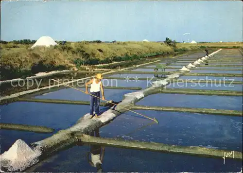 Salzgewinnung Paludier recoltant le sel Cote Atlantique  Kat. Rohstoffe Commodities