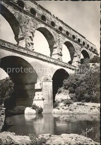Bruecken Bridges Ponts Pont du Gard Aqueduc romain 