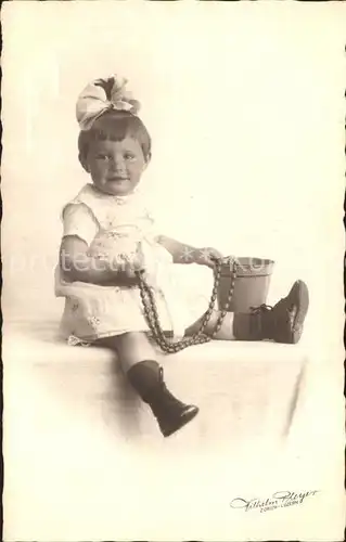 Kinder Child Enfants Eimer Kette Foto Wilhelm Pleyer Zuerich Luzern  Kat. Kinder