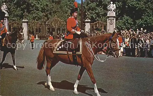 Adel England Queen Elizabeth II. Trooping the Colour Ceremony London / Koenigshaeuser /