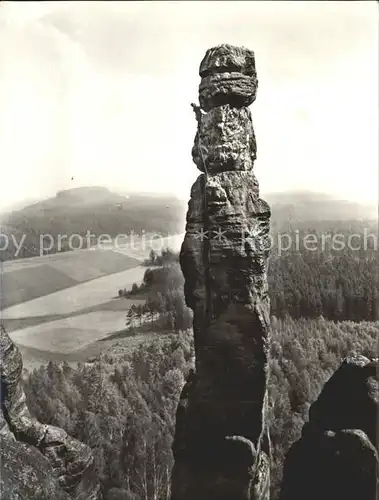 Klettern Bergsteigen Barbarine Pfaffenstein Saechsische Schweiz  / Bergsteigen /