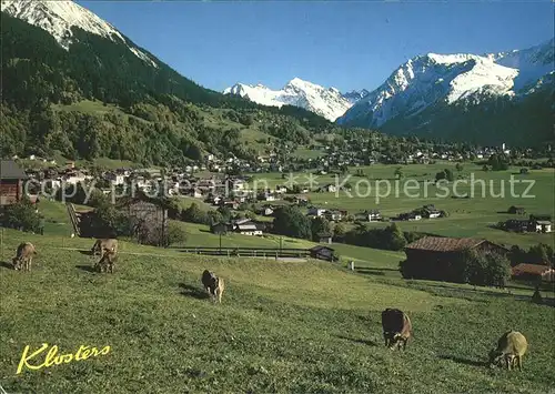 Klosters GR Dorf gegen Platz und Silvrettagruppe Sommerpanorama Kuehe Kat. Klosters