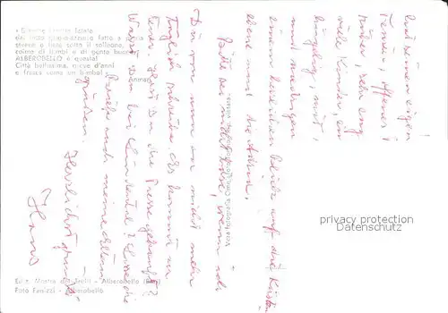 Alberobello Apulien typische weisse Haeuser mit Steindaechern Kat. Bari