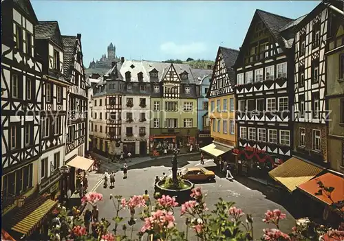 Cochem Mosel Marktplatz mit St. Martinsbrunnen und Burg Cochem Kat. Cochem