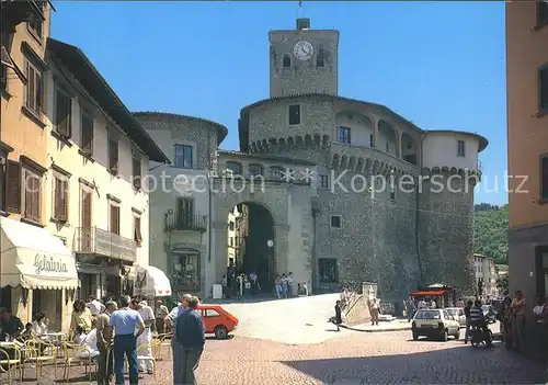 Castelnuovo Garfagnana Piazza Umberto con la Rocca