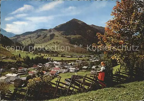 Hinterglemm Saalbach mit Zwoelferkogel Trachtenmaedchen Kat. Oesterreich