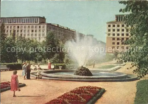 St Petersburg Leningrad Parkanlage vor dem Gebaeude des Newski Bezirksrates / Russische Foederation /Nordwestrussland