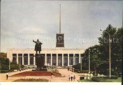 Leningrad St Petersburg Lenin Denkmal auf dem Lenin Platz mit Finnischem Bahnhof Kat. Russische Foederation