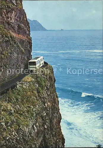 Madeira Strasse an der SteilkuesteBus Kat. Portugal