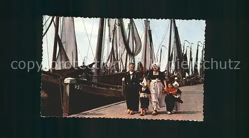 Volendam Damen in Tracht am Hafen Kat. Niederlande