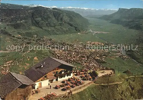Dorf Tirol Gasthof Hochmut Terrasse mit Blick nach Meran und Etschtal Fliegeraufnahme Kat. Tirolo
