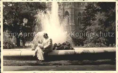 Gorlice Mann mit Kind am Brunnen