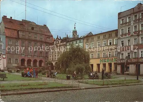 Mieroszow Plac Niepodleglosci z leweij Urzad Miejski w zabytkoweij kamienicy Pod Zegarem