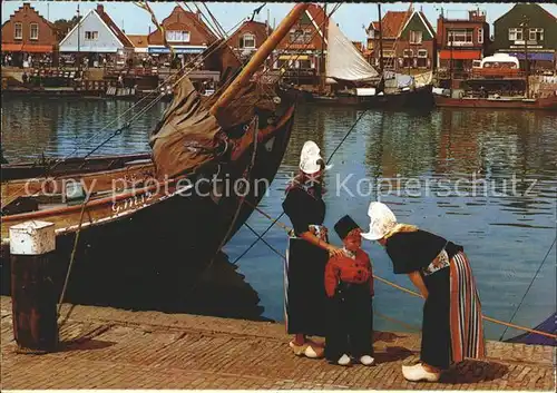Volendam Trachten Partie am Hafen Segelschiff Kat. Niederlande
