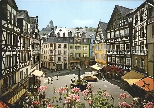 Cochem Mosel Marktplatz mit St Martinsbrunnen und Burg Cochem Kat. Cochem