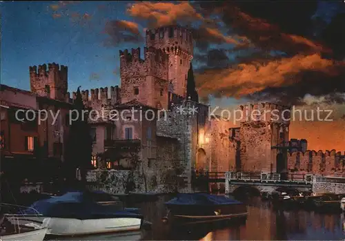 Sirmione Lago di Garda Das Schloss bei Nacht Kat. Italien