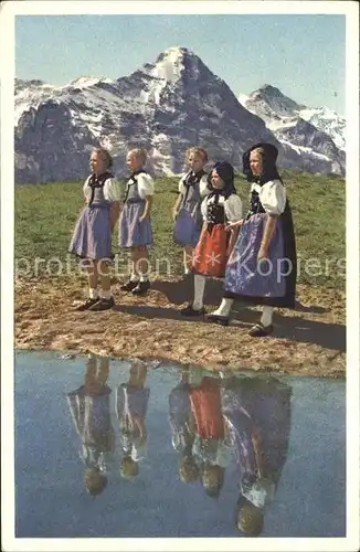 Grindelwald Trachtengruppe mit Eiger und Jungfrau Kat. Grindelwald