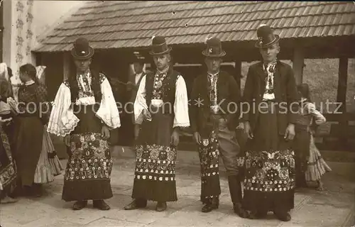 Ungarn Mezoekoevesder Bauernburschen in Festtracht Kat. Ungarn