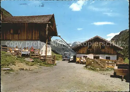 Stubaier Alpen Oberisshuette mit Kalkkoegel Tirol Kat. Neustift im Stubaital