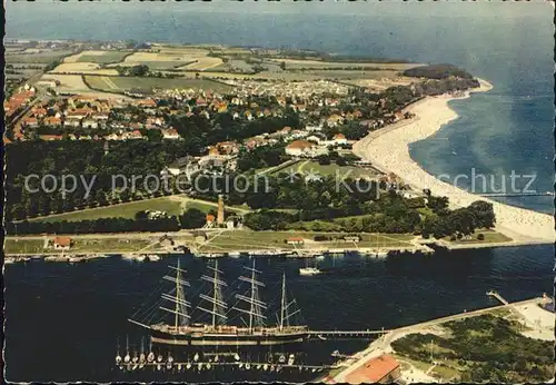 Travemuende Ostseebad Fliegeraufnahme mit Strand Hafen und Segler / Luebeck /Luebeck Stadtkreis