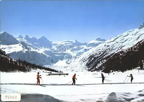Oberengadin GR Langlaeufer im Val Roseg mit Sellagruppe / St Moritz /Bz. Maloja