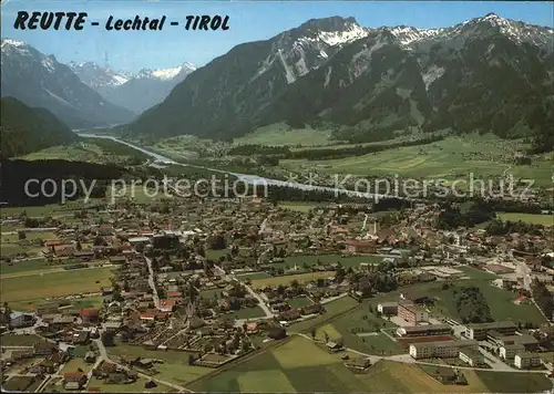 Breitenwang Tirol mit Lechtaler Alpen Bergbahn zum Hahnenkamm Fliegeraufnahme Kat. Breitenwang