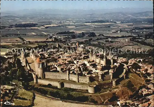 Carcassonne Vue aerienne de la Cite medievale Chaine des Pyrenees Kat. Carcassonne