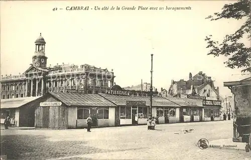 Cambrai Un cote de la Grande Place avec ses baraquements Kat. Cambrai