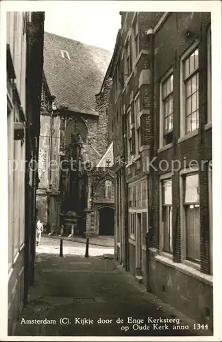 Amsterdam Niederlande Kijkje door de Enge Kerksteeg op Oude Kerk anno 1344 Kat. Amsterdam