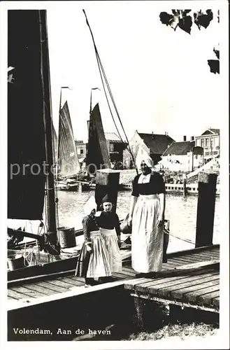 Volendam Aan de haven Trachten Kat. Niederlande