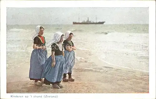 Zeeland Niederlande Kinderen op t strand Kat. Niederlande