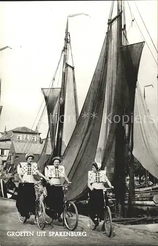 Spakenburg Junge Frauen am Hafen Trachten Fahrrad Segelschiff Kat. Bunschoten Spakenburg